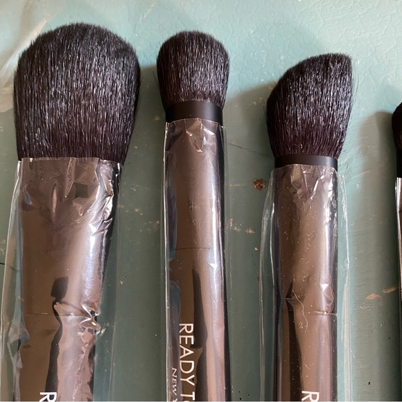 READY TO WEAR NEW YORK MAKEUP BRUSH SET PROFESSIONAL NUMBERED TO HELP YOU BNIB - Picture 4 of 7